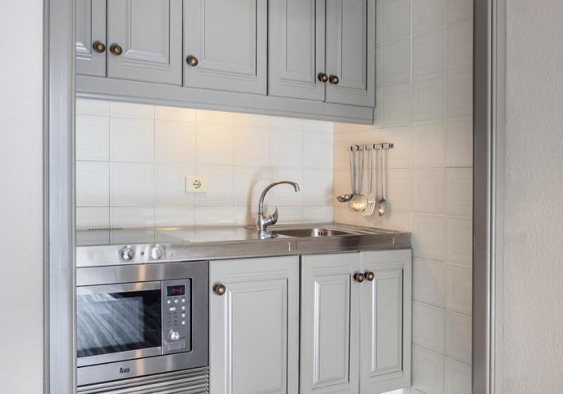 اتاق خانوادگی, Carine Hotel Delfin