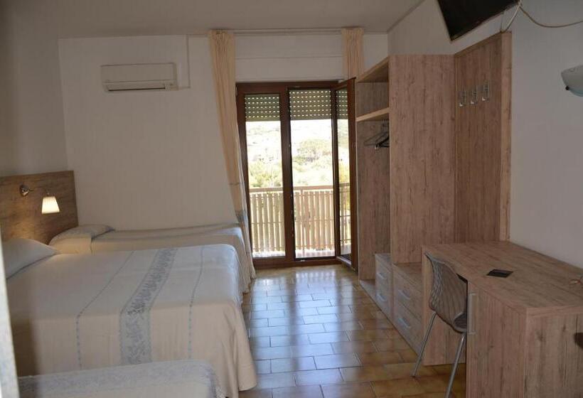 غرفة قياسية رباعية مزودة بشُرفة, Citti