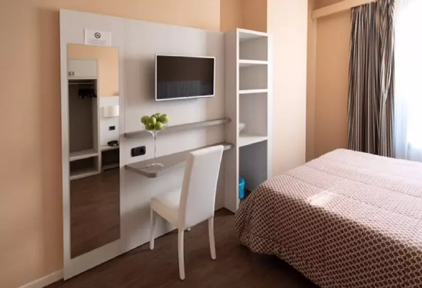 Standard Kolmen Hengen Huone, Enrichetta
