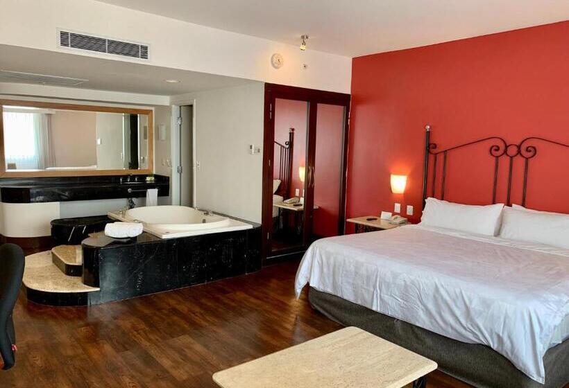 キングサイズベッドのスイートルーム, Holiday Inn Hotel & Suites Centro Historico, An Ihg