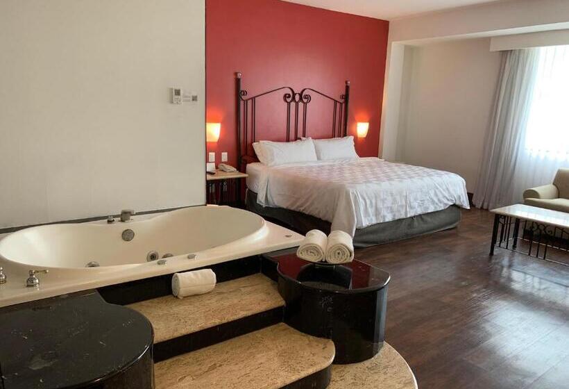 キングサイズベッドのスイートルーム, Holiday Inn Hotel & Suites Centro Historico, An Ihg