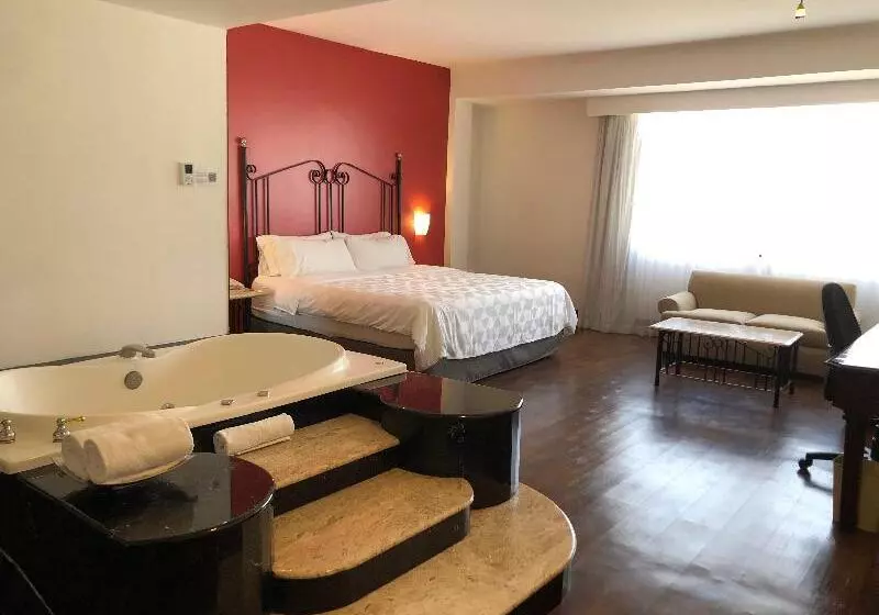 キングサイズベッドのスイートルーム, Holiday Inn Hotel & Suites Centro Historico, An Ihg