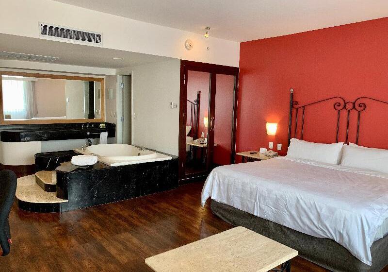 キングサイズベッドのスイートルーム, Holiday Inn Hotel & Suites Centro Historico, An Ihg