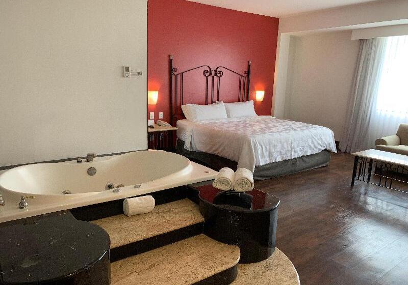 キングサイズベッドのスイートルーム, Holiday Inn Hotel & Suites Centro Historico, An Ihg