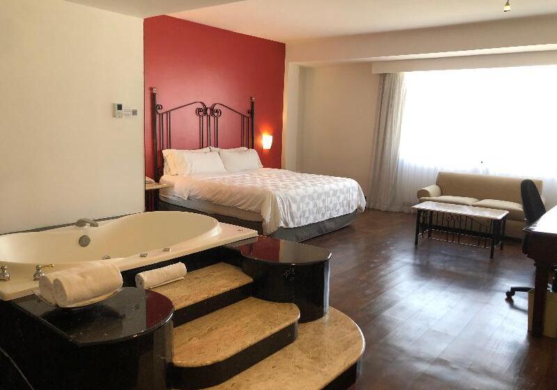 キングサイズベッドのスイートルーム, Holiday Inn Hotel & Suites Centro Historico, An Ihg