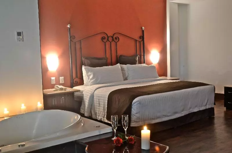 キングサイズベッドのスイートルーム, Holiday Inn Hotel & Suites Centro Historico, An Ihg