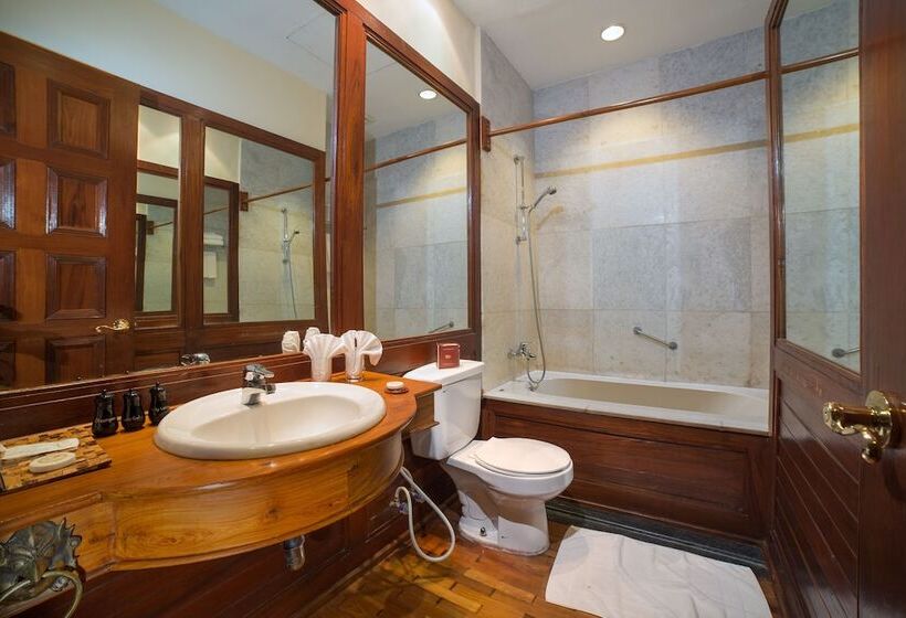 디럭스 룸, The Hotel @ Tharabar Gate