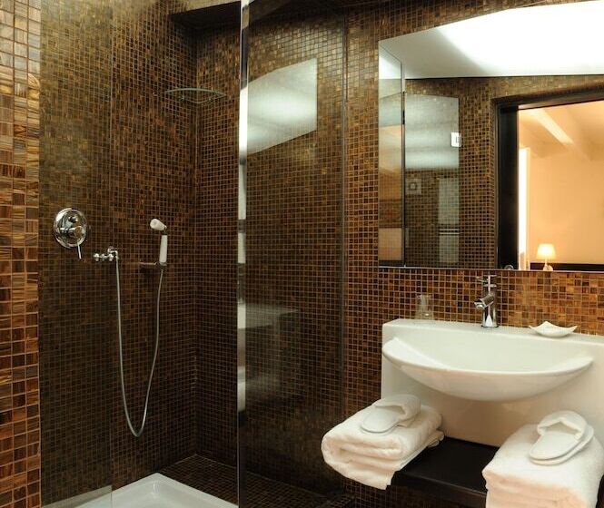 豪华房间, Ucciardhome