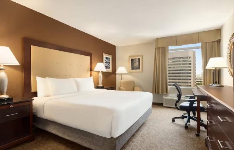 适合残疾人士使用的带超级大床的标准间, Crowne Plaza Crystal City Washington, D.c., An Ihg