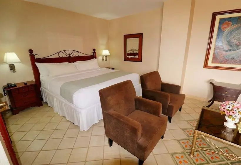 سوییت جونیور, Plaza Del General
