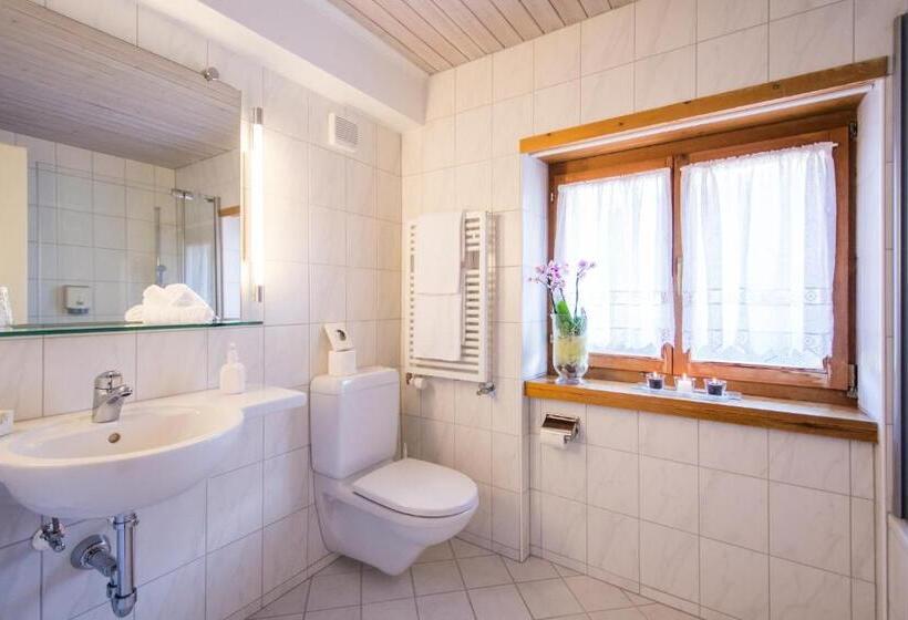 חדר אקונומי, La Cruna