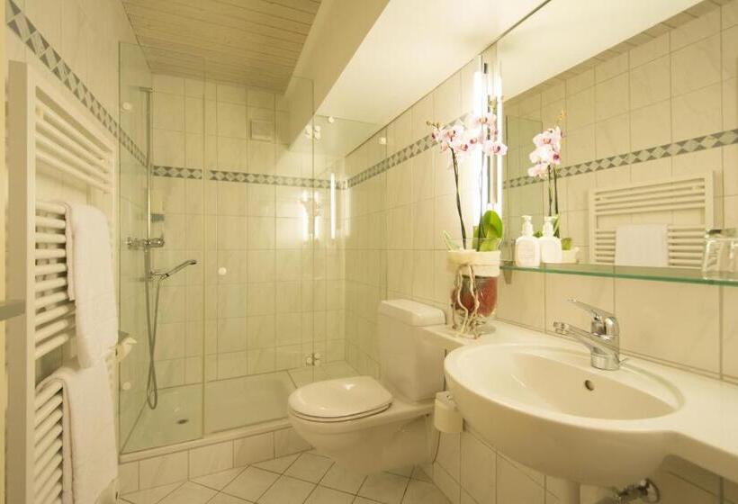 חדר אקונומי, La Cruna