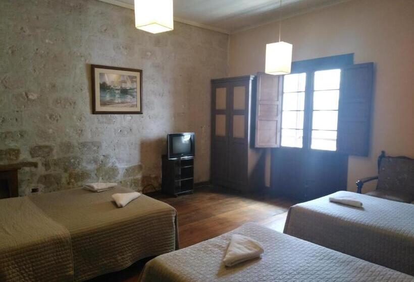 חדר סטנדרט לשלושה, Casablanca Hostal