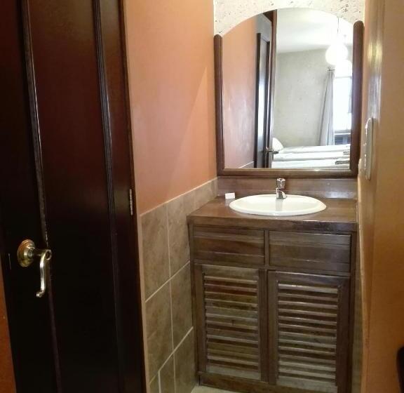 חדר סטנדרט לשלושה, Casablanca Hostal