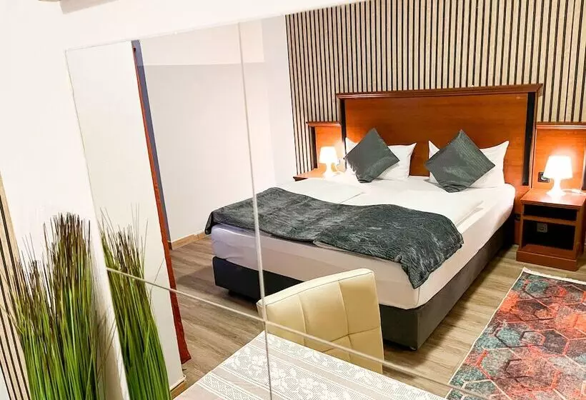 اتاق استاندارد سه نفره, City Hotel West