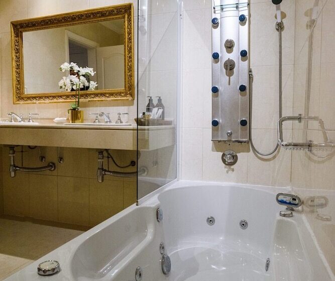 Полулюкс, Lagos Del Calafate