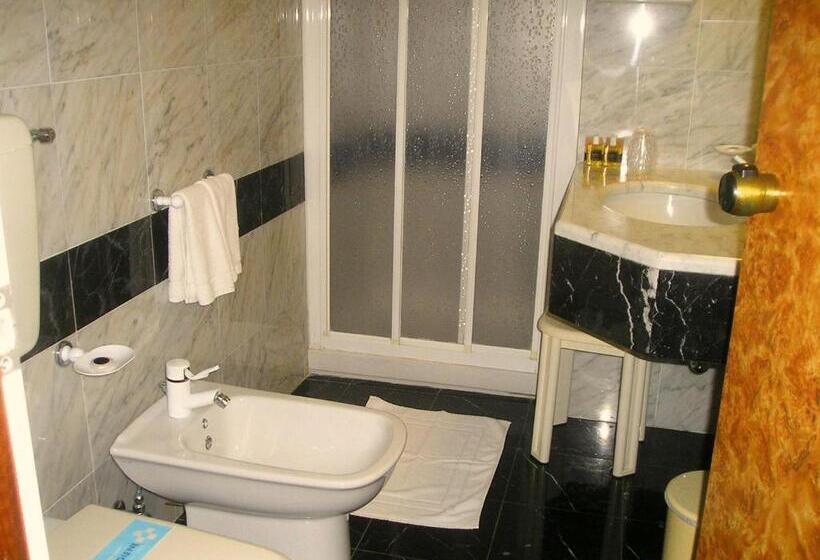 Номер Стандарт Трехместный, Park Hotel Villa Leon D Oro