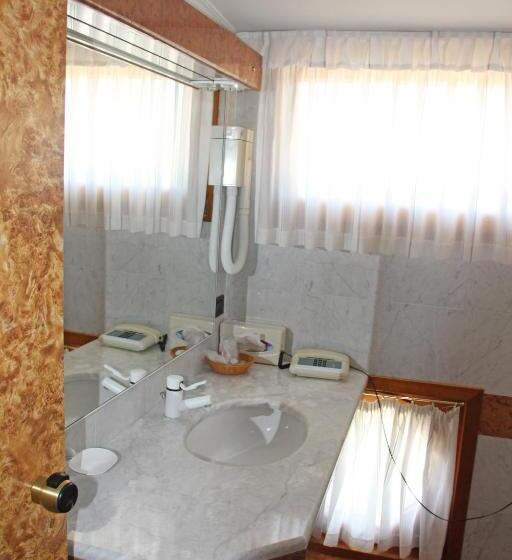 חדר סטנדרט לארבעה, Park Hotel Villa Leon D Oro