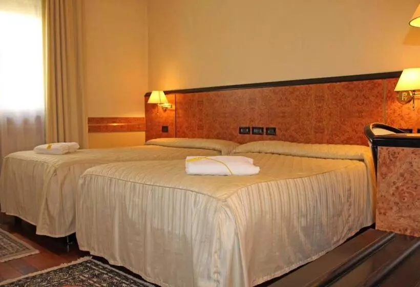 Standard Neljän Hengen Huone, Park Hotel Villa Leon D Oro