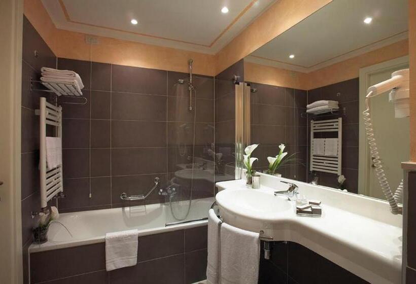 اتاق راحتی, Savoia Hotel Regency