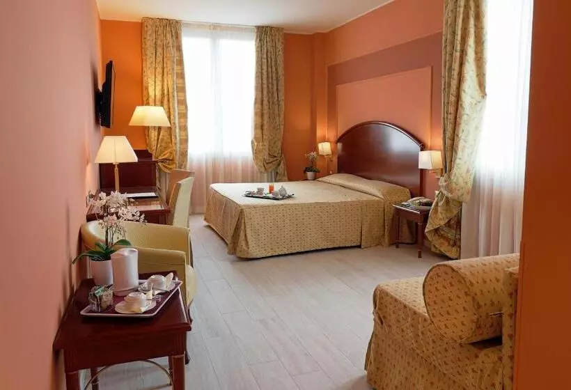 سوییت جونیور, Savoia Hotel Regency