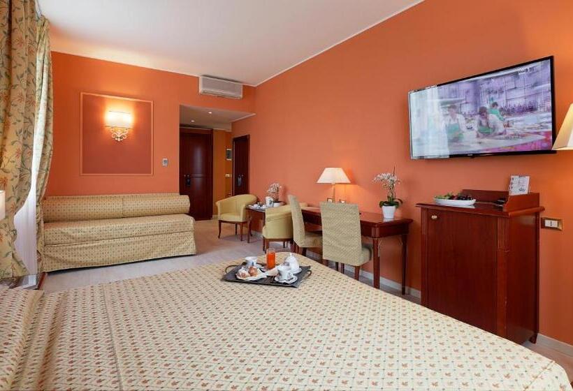 سوییت جونیور, Savoia Hotel Regency