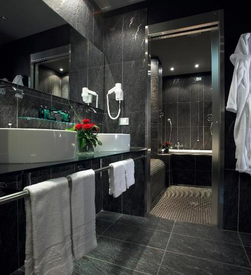 سوئیت با بالکن, Savoia Hotel Regency