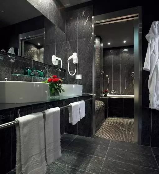 سوئیت با بالکن, Savoia Hotel Regency