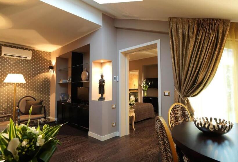 سوئیت با بالکن, Savoia Hotel Regency