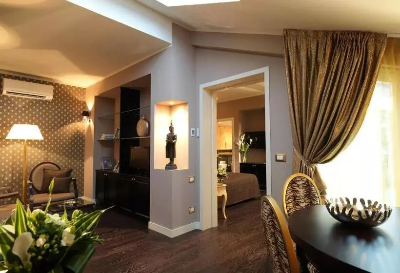 سوئیت با بالکن, Savoia Hotel Regency