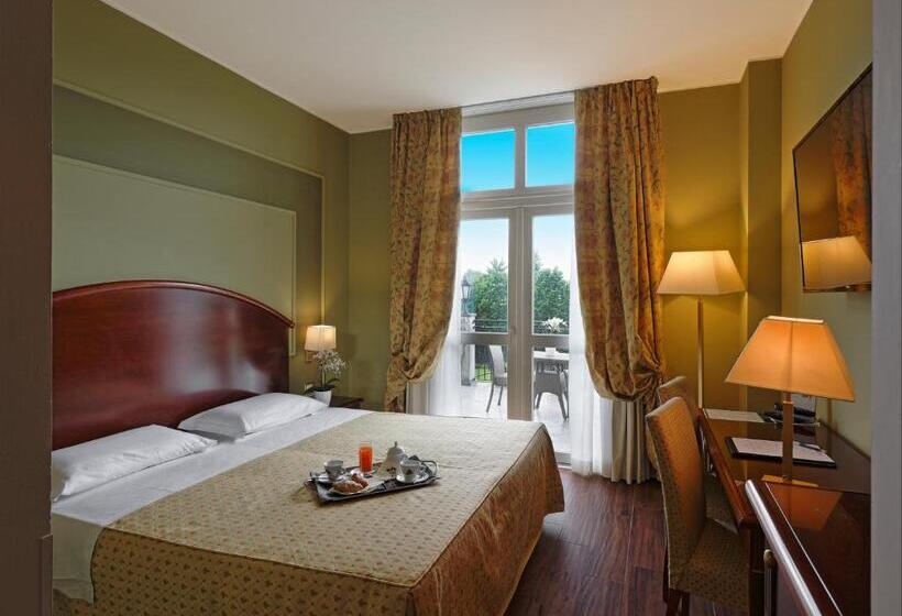 اتاق لوکس با بالکن, Savoia Hotel Regency