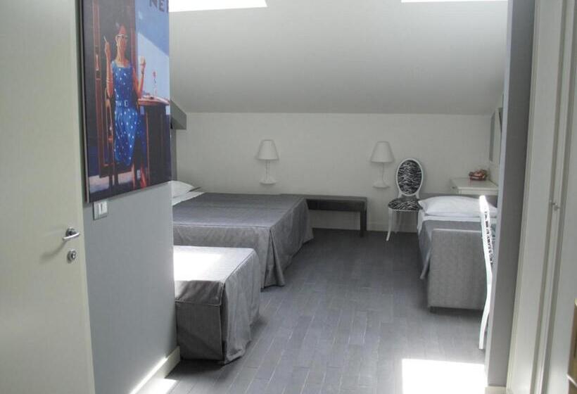 اتاق خانوادگی, Savoia Hotel Regency