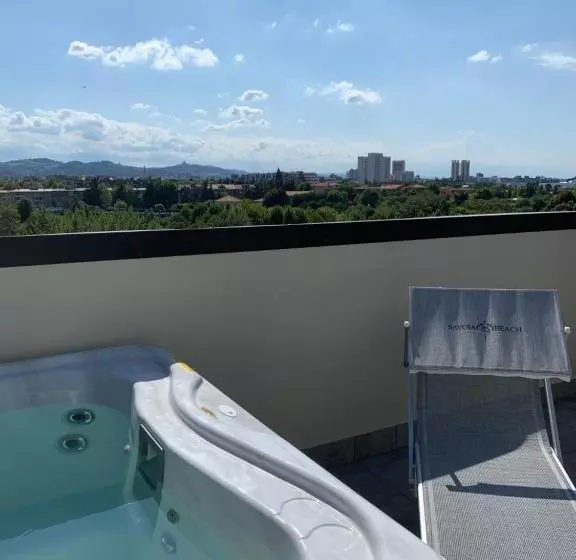 سوئیت پرزیدنت, Savoia Hotel Regency