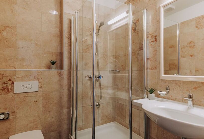 Полулюкс Вид на Море, Apoksiomen