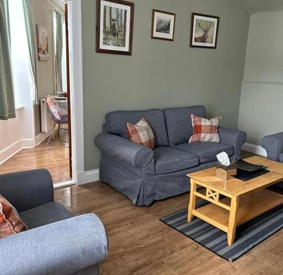 منزل غرفة نوم واحدة, Bridge Of Cally