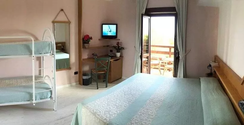 اتاق استاندارد چهار تخته, Cala Reale