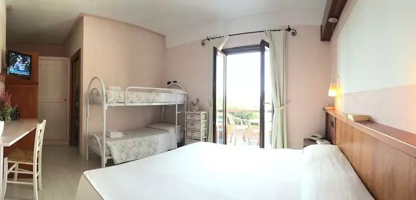 اتاق استاندارد چهار تخته, Cala Reale