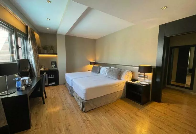 سوئیت جونیور با استخر, Catalonia Ramblas 4* Sup