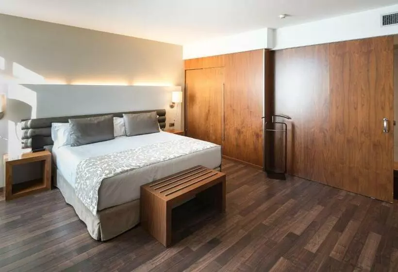 سوئیت جونیور با استخر, Catalonia Ramblas 4* Sup