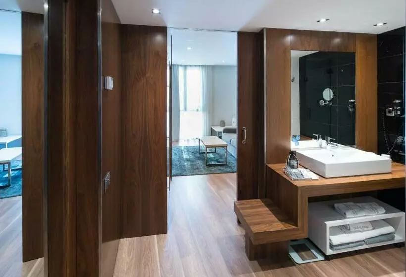 سوییت با استخر, Catalonia Ramblas 4* Sup