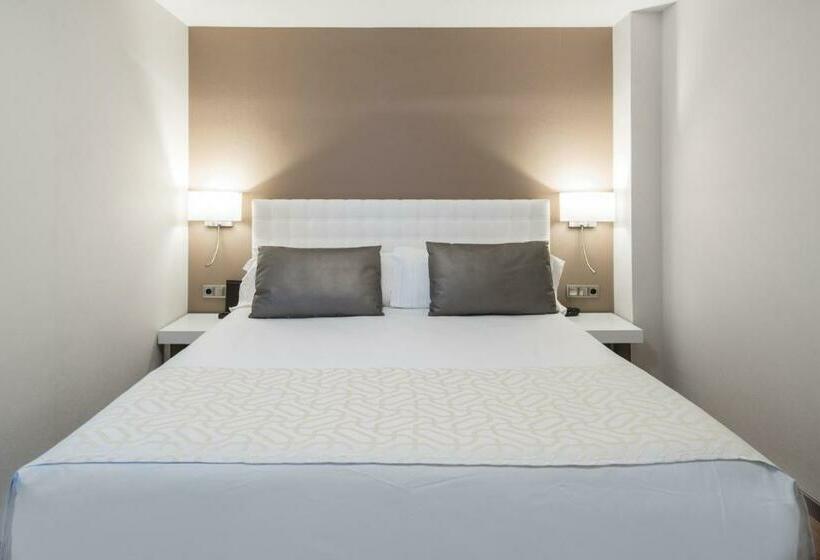 Люкс с Бассейном, Catalonia Ramblas 4* Sup