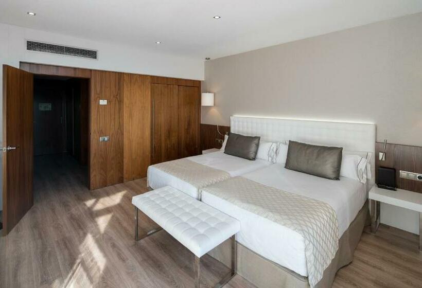 Люкс с Бассейном, Catalonia Ramblas 4* Sup