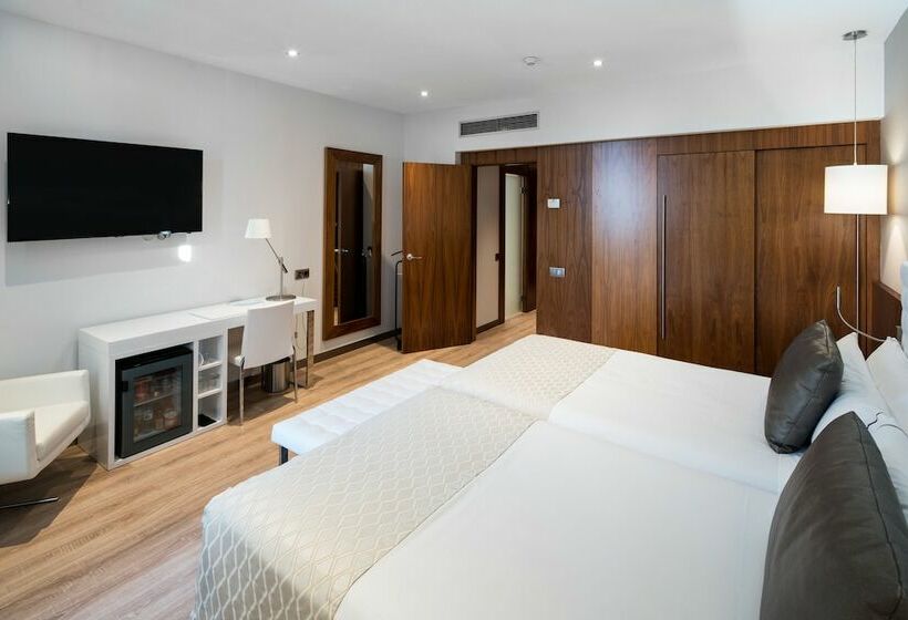 Люкс с Бассейном, Catalonia Ramblas 4* Sup