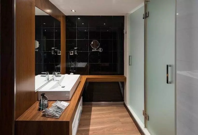 سوئیت جونیور با استخر, Catalonia Ramblas 4* Sup