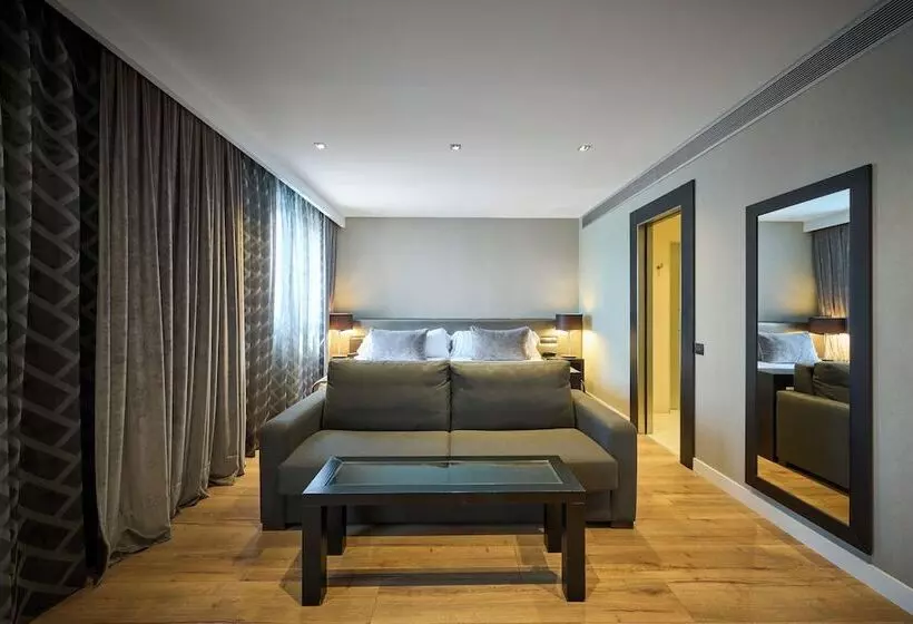 سوئیت جونیور با استخر, Catalonia Ramblas 4* Sup