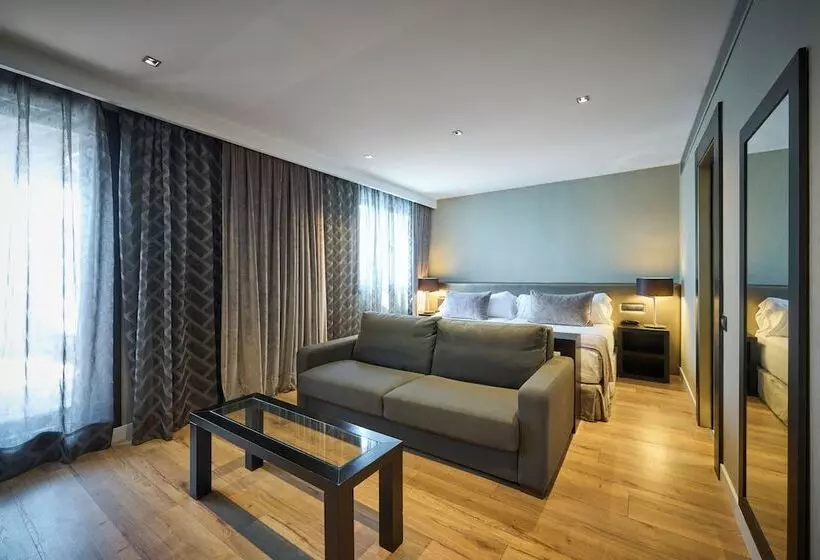 سوئیت جونیور با استخر, Catalonia Ramblas 4* Sup