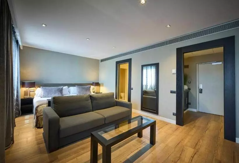 سوئیت جونیور با استخر, Catalonia Ramblas 4* Sup