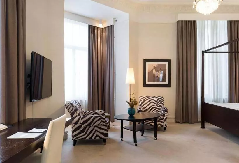 سوییت جونیور, Elite Hotel Knaust