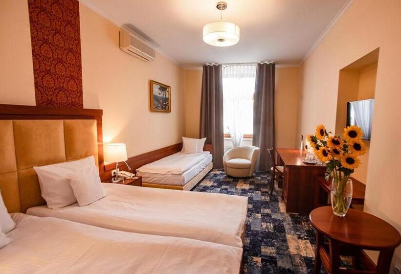 اتاق ساده سه نفره, Hubertus Rzeszów