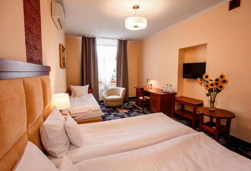 اتاق ساده سه نفره, Hubertus Rzeszów